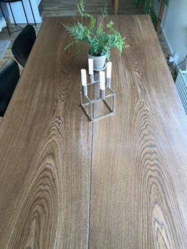 Plank Tisch aus Eiche mit Walnussöl, schrägen Beinen und 15 Grad Kanten