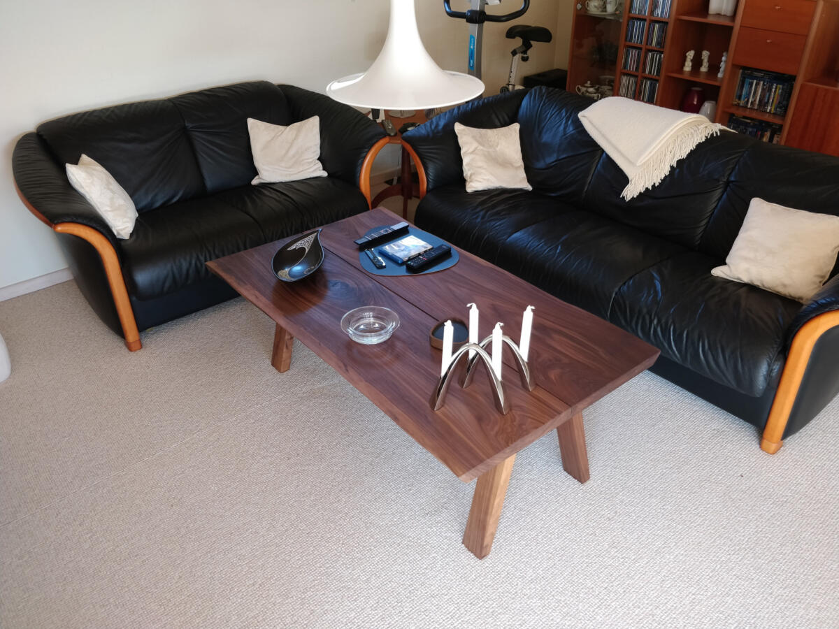 Sofabord i amerikansk valnød med håndlavede ben i samme træsort